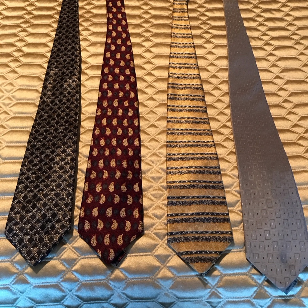 Bundle of 4 Geoffrey Beene silk ties. Excellent condition.